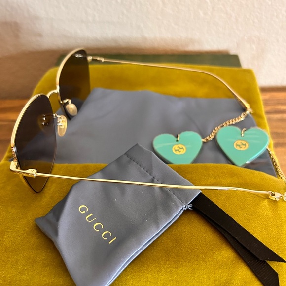 INSANE PRICE! NEW Full Set Gucci OverSized Metal Sunglasses w/Heart Drop Chain - Picture 4 of 5